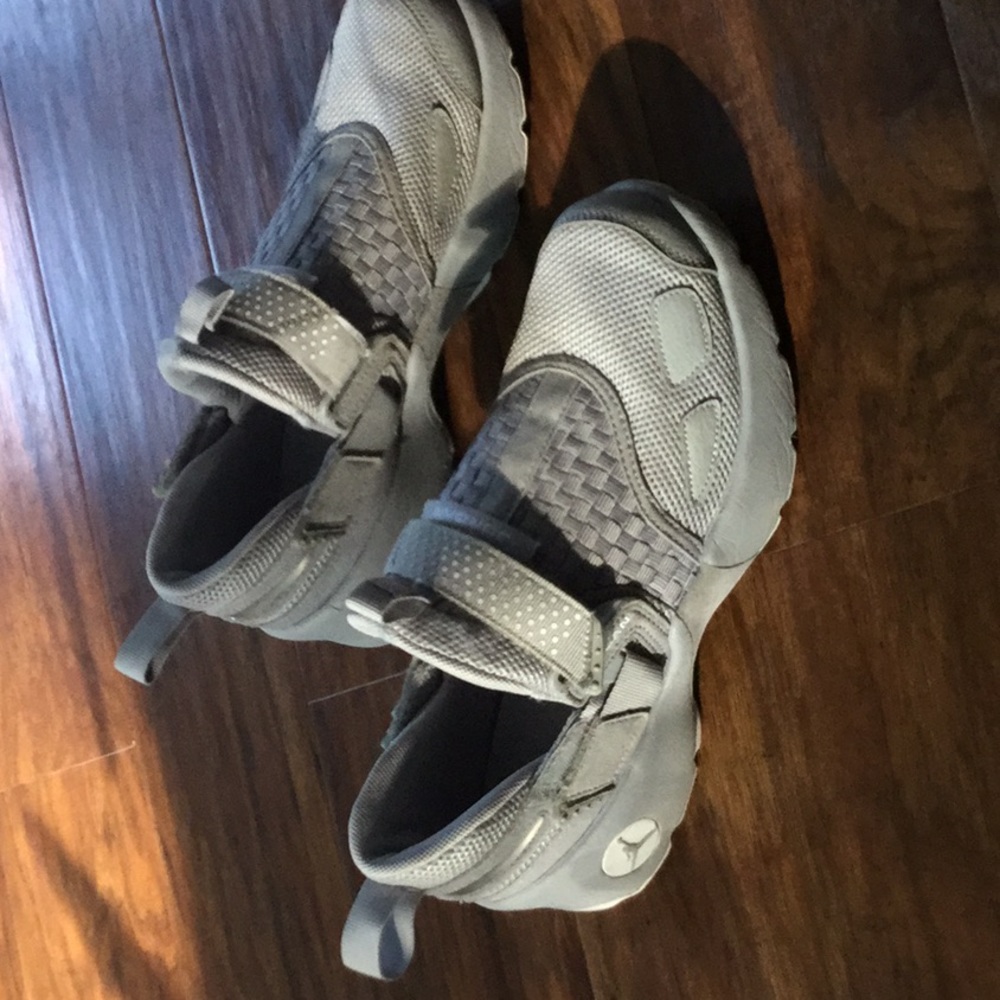 Jordan’s Grey boys 6 1/2